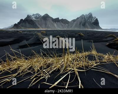Monte Vestrahorn dalla spiaggia di Stokksnes. Islanda del Sud Foto Stock