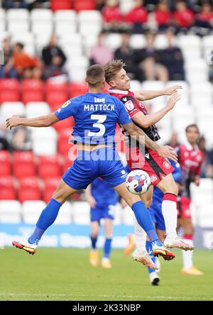 Joe mattock di Harrogate Town (a sinistra) e Danny Rose di Stevenage FC (a destra) hanno header la palla durante la partita della Sky Bet League Two al Lamex Stadium, Stevenage. Data immagine: Sabato 24 settembre 2022. Foto Stock