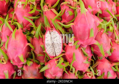 Mucchio di pitaya o frutto del drago, un grande mazzo di frutti del Drago Rosa nel mercato tradizionale, spazio di copia. Foto Stock
