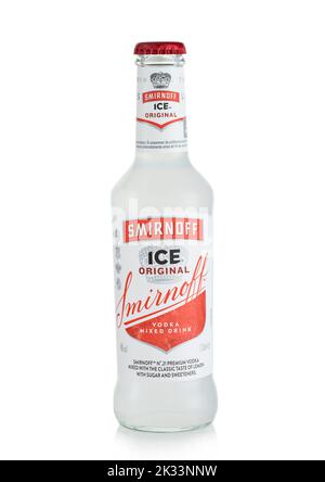 LONDRA, Regno Unito - 12 MAGGIO 2022: Smirnoff Ice originale bevanda mista vodka su bianco. Foto Stock