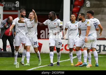 Elliott Nevitt di Tranmere Rovers (2nd da sinistra) festeggia con i suoi compagni di squadra dopo aver segnato il 1st° gol della sua squadra. EFL Skybet Football League Two match, Walsall contro Tranmere Rovers al Poundland Bescot Stadium di Walsall, West Midlands, sabato 24th settembre 2022. Questa immagine può essere utilizzata solo per scopi editoriali. Solo per uso editoriale, licenza richiesta per uso commerciale. Non è utilizzabile nelle scommesse, nei giochi o nelle pubblicazioni di singoli club/campionati/giocatori.pic di Chris Stading/Andrew Orchard SPORTS photography/Alamy Live News Foto Stock