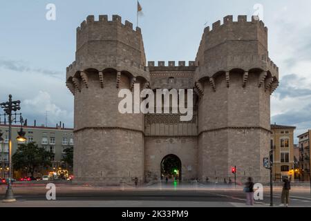 Vista frontale delle torri Serrano di Valencia, monumento medievale, tipica rappresentazione della città mediterranea, Spagna Foto Stock