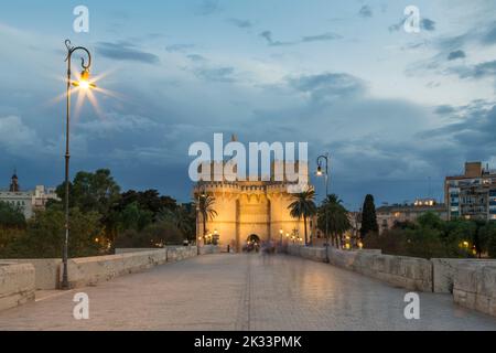 Vista notturna della porta Serrano o delle torri Serrano dal ponte, vista frontale. Valencia Foto Stock