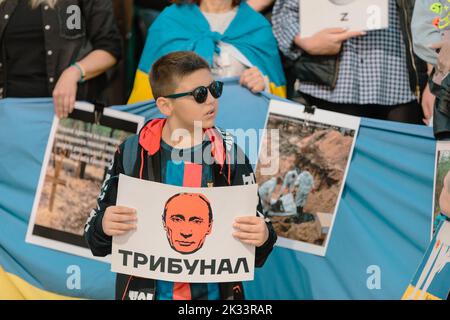 Istanbul, Turchia. 24th Set, 2022. Un ragazzo ucraino ha un cartello che dice 'Tribunale' con il volto del presidente russo Vladimir Putin su di esso durante una protesta anti-guerra e anti-referendum contro l'invasione russa dell'Ucraina. Dopo sette mesi di invasione della Russia, il 23 settembre 2022 ha organizzato e avviato un referendum in quattro regioni a Kherson, Zaporizhzhzhzhia, Donetsk, E Lugansk. Le nazioni occidentali hanno denunciato i referendum nelle regioni controllate dalla Russia come 'squali?. Credit: SOPA Images Limited/Alamy Live News Foto Stock