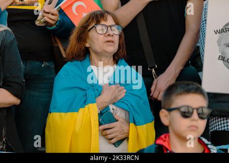 Istanbul, Turchia. 24th Set, 2022. Un manifestante ucraino canta l'inno nazionale avvolto in una bandiera Ucraina durante una protesta anti-guerra e anti-referendum contro l'invasione russa dell'Ucraina. Dopo sette mesi di invasione della Russia, il 23 settembre 2022 ha organizzato e avviato un referendum in quattro regioni a Kherson, Zaporizhzhzhzhia, Donetsk, E Lugansk. Le nazioni occidentali hanno denunciato i referendum nelle regioni controllate dalla Russia come 'squali?. Credit: SOPA Images Limited/Alamy Live News Foto Stock