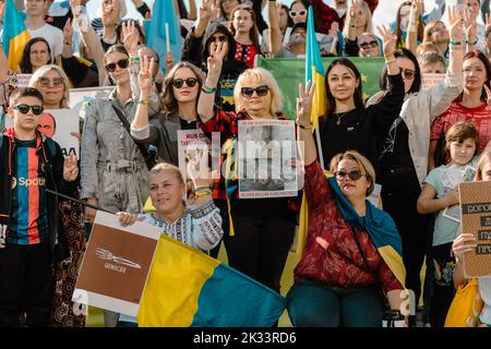 Istanbul, Turchia. 24th Set, 2022. I manifestanti ucraini tengono in aria cartelli e tre dita come simbolo dell'emblema nazionale ucraino durante una protesta contro la guerra e contro il referendum contro l'invasione russa dell'Ucraina. Dopo sette mesi di invasione della Russia, il 23 settembre 2022 ha organizzato e avviato un referendum in quattro regioni a Kherson, Zaporizhzhzhzhia, Donetsk, E Lugansk. Le nazioni occidentali hanno denunciato i referendum nelle regioni controllate dalla Russia come 'squali?. Credit: SOPA Images Limited/Alamy Live News Foto Stock