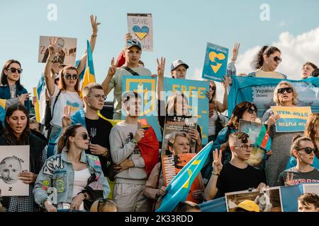 Istanbul, Turchia. 24th Set, 2022. I manifestanti ucraini tengono in aria cartelli e tre dita come simbolo dell'emblema nazionale ucraino durante una protesta contro la guerra e contro il referendum contro l'invasione russa dell'Ucraina. Dopo sette mesi di invasione della Russia, il 23 settembre 2022 ha organizzato e avviato un referendum in quattro regioni a Kherson, Zaporizhzhzhzhia, Donetsk, E Lugansk. Le nazioni occidentali hanno denunciato i referendum nelle regioni controllate dalla Russia come 'squali?. Credit: SOPA Images Limited/Alamy Live News Foto Stock