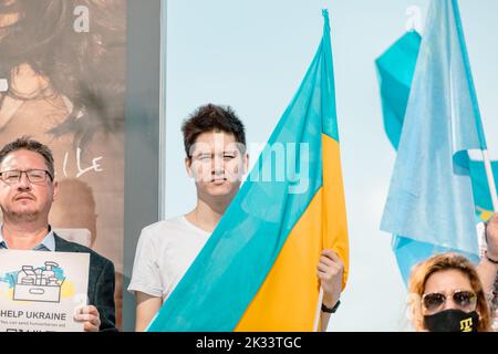 Istanbul, Turchia. 24th Set, 2022. Un manifestante detiene una bandiera Ucraina durante una protesta contro la guerra e contro il referendum contro l'invasione russa dell'Ucraina. Dopo sette mesi di invasione della Russia, il 23 settembre 2022 ha organizzato e avviato un referendum in quattro regioni a Kherson, Zaporizhzhzhzhia, Donetsk, E Lugansk. Le nazioni occidentali hanno denunciato i referendum nelle regioni controllate dalla Russia come 'squali?. (Foto di Nicholas Muller/SOPA Images/Sipa USA) Credit: Sipa USA/Alamy Live News Foto Stock