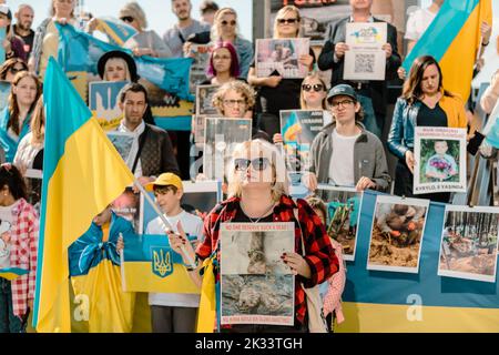 Istanbul, Turchia. 24th Set, 2022. I manifestanti ucraini sono in possesso di cartelli che esprimono la loro opinione durante una protesta contro la guerra e contro il referendum contro l'invasione russa dell'Ucraina. Dopo sette mesi di invasione della Russia, il 23 settembre 2022 ha organizzato e avviato un referendum in quattro regioni a Kherson, Zaporizhzhzhzhia, Donetsk, E Lugansk. Le nazioni occidentali hanno denunciato i referendum nelle regioni controllate dalla Russia come 'squali?. (Foto di Nicholas Muller/SOPA Images/Sipa USA) Credit: Sipa USA/Alamy Live News Foto Stock