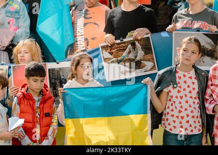 Istanbul, Turchia. 24th Set, 2022. I bambini ucraini detengono una bandiera Ucraina durante una protesta anti-guerra e anti-referendum contro l'invasione russa dell'Ucraina. Dopo sette mesi di invasione della Russia, il 23 settembre 2022 ha organizzato e avviato un referendum in quattro regioni a Kherson, Zaporizhzhzhzhia, Donetsk, E Lugansk. Le nazioni occidentali hanno denunciato i referendum nelle regioni controllate dalla Russia come 'squali?. (Foto di Nicholas Muller/SOPA Images/Sipa USA) Credit: Sipa USA/Alamy Live News Foto Stock