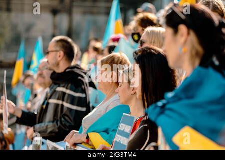 Istanbul, Turchia. 24th Set, 2022. Le donne ucraine partecipano a una protesta contro la guerra e contro il referendum contro l'invasione russa dell'Ucraina. Dopo sette mesi di invasione della Russia, il 23 settembre 2022 ha organizzato e avviato un referendum in quattro regioni a Kherson, Zaporizhzhzhzhia, Donetsk, E Lugansk. Le nazioni occidentali hanno denunciato i referendum nelle regioni controllate dalla Russia come 'squali?. (Foto di Nicholas Muller/SOPA Images/Sipa USA) Credit: Sipa USA/Alamy Live News Foto Stock