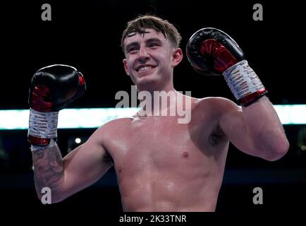 James Heneghan festeggia la vittoria contro Rod Douglas Jnr nel loro concorso Middlewight all'AO Arena, Manchester. Data immagine: Sabato 24 settembre 2022. Foto Stock