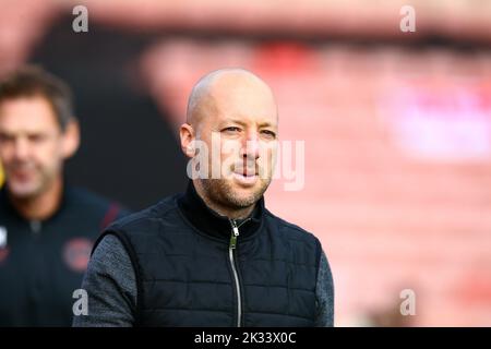 Oakwell Stadium, Barnsley, Inghilterra - 24th settembre 2022 ben Garner Manager of Charlton Athletic - durante il gioco Barnsley contro Charlton Athletic, Sky Bet League One, 2022/23, Oakwell Stadium, Barnsley, Inghilterra - 24th settembre 2022 Credit: Arthur Haigh/WhiteRosePhotos/Alamy Live News Foto Stock