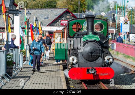 Porthmadog, Galles del Nord, Regno Unito. 24th Set, 2022. Il sole splese su Porthmadog nel Galles del Nord oggi alla ferrovia a scartamento ridotto Blaeneau Ffestiniog. Il motore a scartamento ridotto 'Blanche' si prepara a lasciare Porthmadog Station con la 10,55 'Woodland Wanderer' per Tan-y-Bwlch. Credit: AG News/Alamy Live News Foto Stock