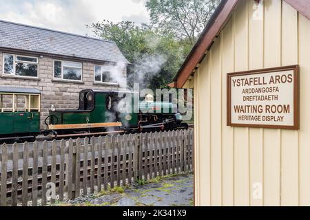 Porthmadog, Galles del Nord, Regno Unito. 24th Set, 2022. Il sole splese su Porthmadog nel Galles del Nord oggi alla ferrovia a scartamento ridotto Blaeneau Ffestiniog. Motore a scartamento ridotto 'Blanche' aspetta di correre intorno al suo treno a Tan-y-Bwlch prima del viaggio di ritorno a Porthmadog. Credit: AG News/Alamy Live News Foto Stock