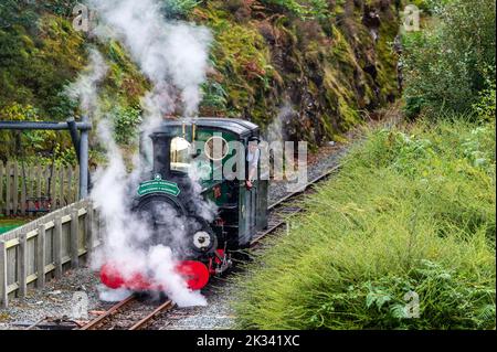 Porthmadog, Galles del Nord, Regno Unito. 24th Set, 2022. Il sole splese su Porthmadog nel Galles del Nord oggi alla ferrovia a scartamento ridotto Blaeneau Ffestiniog. Il motore a scartamento ridotto 'Blanche' gira intorno al treno a Tan-y-Bwlch prima del viaggio di ritorno a Porthmadog. Credit: AG News/Alamy Live News Foto Stock