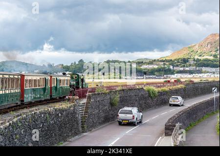 Porthmadog, Galles del Nord, Regno Unito. 24th Set, 2022. Il sole splese su Porthmadog nel Galles del Nord oggi alla ferrovia a scartamento ridotto Blaeneau Ffestiniog. Il motore a scartamento ridotto 'Blanche' si avvicina a Porthmadog dopo il suo viaggio sulla ferrovia Blaenau Ffestiniog. Credit: AG News/Alamy Live News Foto Stock