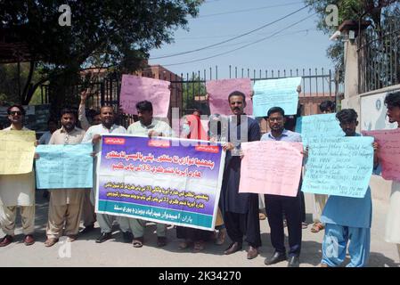 I candidati che hanno superato il test IBA stanno organizzando una dimostrazione di protesta per lettere di nomina presso l'edificio Shahbaz di Hyderabad sabato 24 settembre 2022. Foto Stock