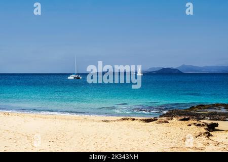 Barca a vela e spiaggia di sabbia chiamata Playa del Pozo nel Parco Nazionale di Los Ajaches a Lanzarote, Isole Canarie, Spagna Foto Stock