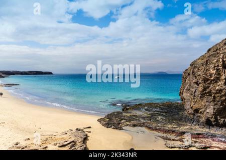 Barca a vela e spiaggia di sabbia chiamata Playa del Pozo nel Parco Nazionale di Los Ajaches a Lanzarote, Isole Canarie, Spagna Foto Stock