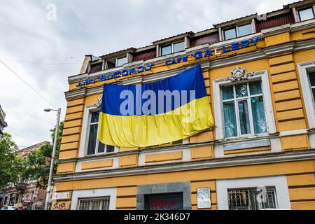 Tbilisi, Georgia - 2022 settembre: Bandiera Ucraina sulla strada, centro di Tbilisi, Georgia. Pro Ucraina segno di sostegno in Tbilsi Georgia Foto Stock