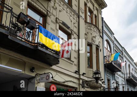 Tbilisi, Georgia - 2022 settembre: Bandiera Ucraina sulla strada, centro di Tbilisi, Georgia. Pro Ucraina segno di sostegno in Tbilsi Georgia Foto Stock