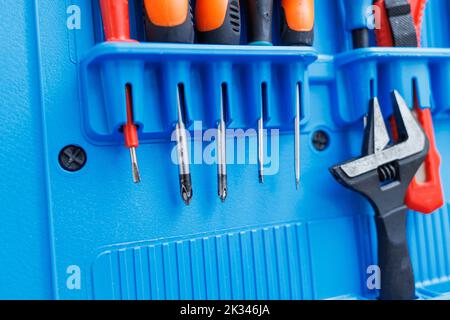 Una grande scatola di attrezzi di riparazione. Attrezzi per il riparatore Foto Stock