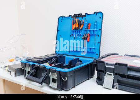 Una grande scatola di attrezzi di riparazione. Attrezzi per il riparatore Foto Stock