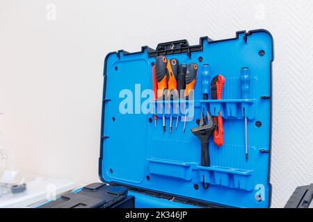 Una grande scatola di attrezzi di riparazione. Attrezzi per il riparatore Foto Stock