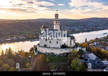 Veduta aerea della Valle del Reno con il Castello di Marksburg, Braubach, Patrimonio Mondiale dell'Umanità dell'UNESCO, alta Valle del Reno Medio, Renania-Palatinato Foto Stock