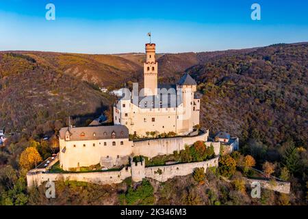 Veduta aerea della Valle del Reno con il Castello di Marksburg, Braubach, Patrimonio Mondiale dell'Umanità dell'UNESCO, alta Valle del Reno Medio, Renania-Palatinato Foto Stock