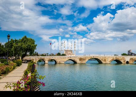 Sabanci Central Moschea e Ponte di pietra ad Adana, Turchia, e la vista del fiume Seyhan. Punti di riferimento nella città di Adana, Turchia Foto Stock