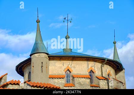 Castello di Lichtenstein, edificio storico in stile neogotico, che domina l'insediamento di Honau, Giura svevo, Baden-Württemberg, Germania, Europa. Foto Stock