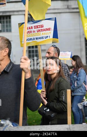 L'Ucraina ha ripreso a protestare contro l'invasione russa in Ucraina. Dopo il funerale di Elizabeth II a Downing Street, che invita il mondo a sostenere Ucraina, Londra, Regno Unito. 24th settembre 2022. Foto Stock