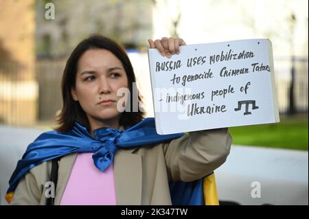 L'Ucraina ha ripreso a protestare contro l'invasione russa in Ucraina. Dopo il funerale di Elizabeth II a Downing Street, che invita il mondo a sostenere Ucraina, Londra, Regno Unito. 24th settembre 2022. Foto Stock