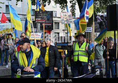 L'Ucraina ha ripreso a protestare contro l'invasione russa in Ucraina. Dopo il funerale di Elizabeth II a Downing Street, che invita il mondo a sostenere Ucraina, Londra, Regno Unito. 24th settembre 2022. Foto Stock