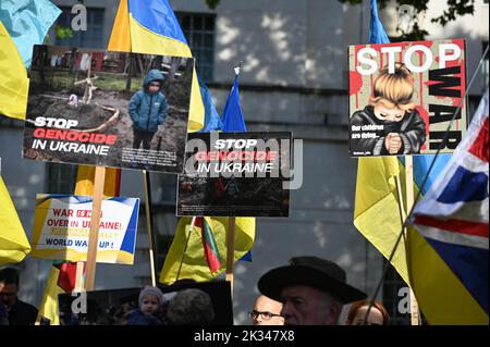 L'Ucraina ha ripreso a protestare contro l'invasione russa in Ucraina. Dopo il funerale di Elizabeth II a Downing Street, che invita il mondo a sostenere Ucraina, Londra, Regno Unito. 24th settembre 2022. Foto Stock