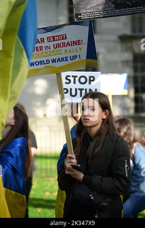 L'Ucraina ha ripreso a protestare contro l'invasione russa in Ucraina. Dopo il funerale di Elizabeth II a Downing Street, che invita il mondo a sostenere Ucraina, Londra, Regno Unito. 24th settembre 2022. Foto Stock