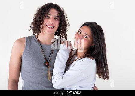 Ritratto di una giovane coppia vestita di abiti yoga guardando la fotocamera sfondo bianco. Foto da studio Foto Stock