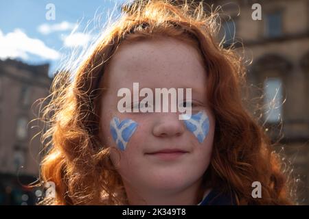 Glasgow, Scozia, Regno Unito. 24th Settembre 2022. Giovane tifoso scozzese a George Square prima della partita della Nations League con l'Irlanda ad Hampden Park. Credit: SKULLY/Alamy Live News Foto Stock