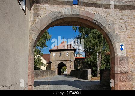 Mainbernheimer Tor, menzionato per la prima volta nel 1422, doppia porta fortificata con la casa del guardiano, opere esterne e opere principali, Iphofen, bassa Franconia Foto Stock