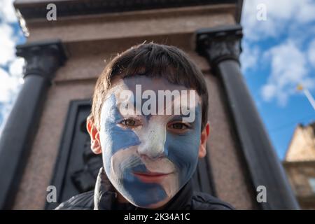 Glasgow, Scozia, Regno Unito. 24th Settembre 2022. Giovane tifoso scozzese a George Square prima della partita della Nations League con l'Irlanda ad Hampden Park. Credit: SKULLY/Alamy Live News Foto Stock