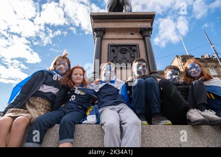 Glasgow, Scozia, Regno Unito. 24th Settembre 2022. Giovani tifosi scozzesi a George Square prima della partita della Nations League con l'Irlanda ad Hampden Park. Credit: SKULLY/Alamy Live News Foto Stock