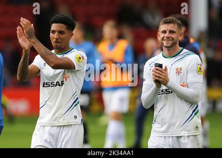 Walsall, Regno Unito. 24th Set, 2022. Ethan Bristow o Reece McAlear di Tranmere Rovers mostra il loro apprezzamento ai fan alla fine del gioco. EFL Skybet Football League Two match, Walsall contro Tranmere Rovers al Poundland Bescot Stadium di Walsall, West Midlands, sabato 24th settembre 2022. Questa immagine può essere utilizzata solo per scopi editoriali. Solo per uso editoriale, licenza richiesta per uso commerciale. Nessun uso in scommesse, giochi o un singolo club / campionato / giocatore publications.pic di Chris Stading / Andrew Orchard sport fotografia / Alamy Live News Credit: Andrew Orchard sport fotografia / Alamy Live News Foto Stock