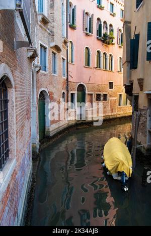 Idilliaco canali con barche, tra case residenziali, Venezia, Veneto, Italia Foto Stock