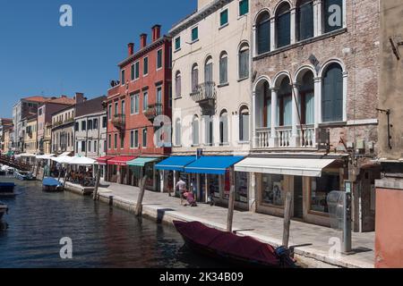 Idilliaco canali con barche, tra case residenziali, Venezia, Veneto, Italia Foto Stock
