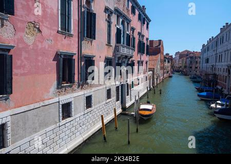 Idilliaco canali con barche, tra case residenziali, Venezia, Veneto, Italia Foto Stock