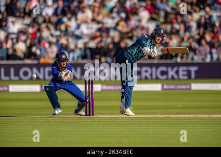 LONDRA, REGNO UNITO. 24th Settembre 2022. Freya Grace Kemp of England (a destra) durante Inghilterra Donne vs India 3rd Royal London ODI al Lord's Cricket Ground sabato 24 settembre 2022 a LONDRA INGHILTERRA. Credit: Taka G Wu/Alamy Live News Foto Stock