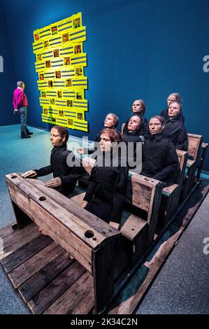 Bambole nelle scrivanie delle scuole, mostra 'Feeling', Pinakothek der moderne, Monaco, alta Baviera, Baviera, Germania Foto Stock