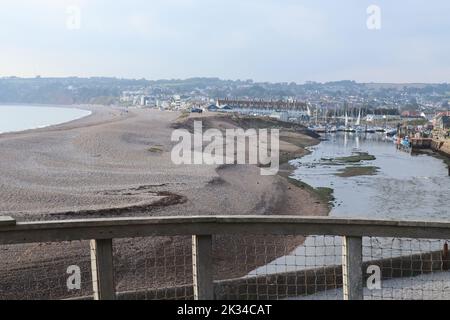 Il fiume Axe vicino a Seaton in Devon curva intorno ad un banco di sabbia poco prima di entrare nel mare. Foto Stock